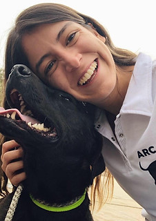 Gatita rescatada por Arca Luminosa en brazos de una voluntaria
