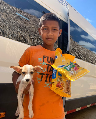Niño con cachorro rescatado durante la Misión Salva Chandas