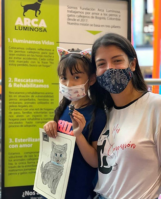 Voluntarias de Arca Luminosa en una jornada educativa con tapabocas